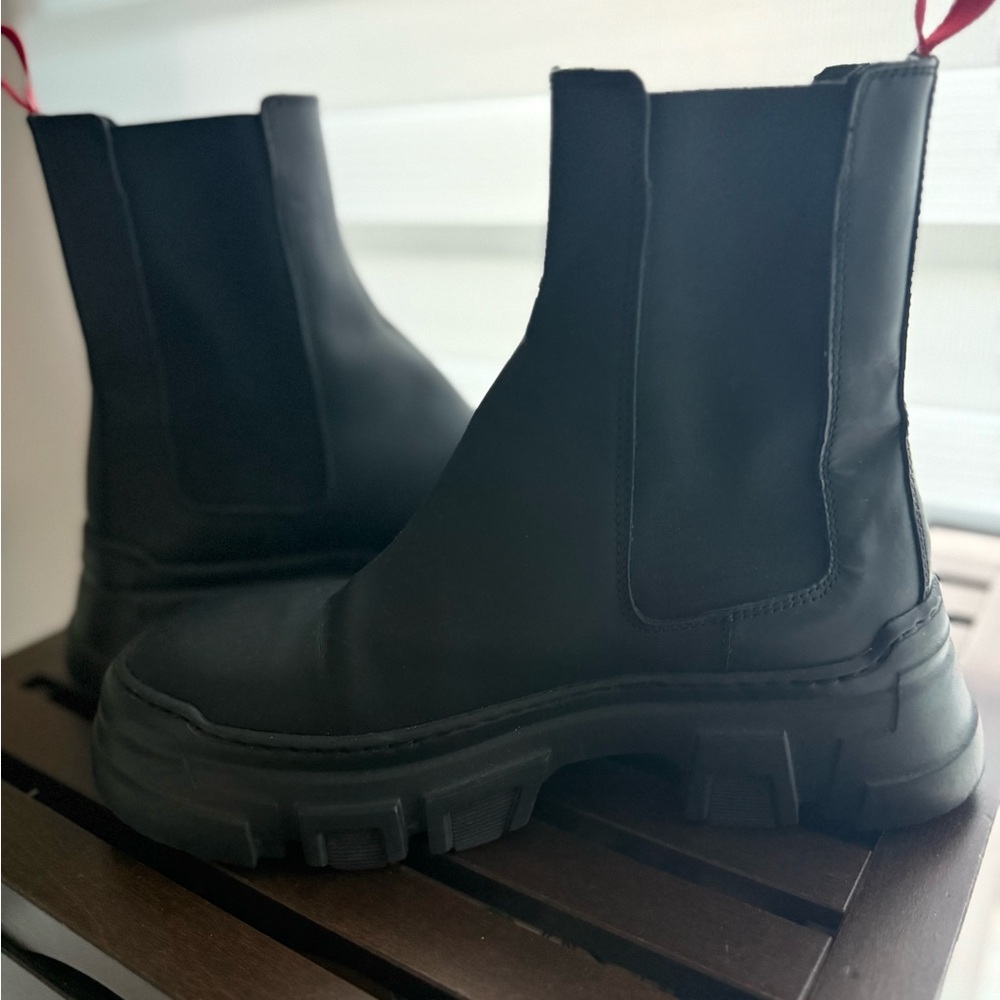 Pollini Rubberized Chelsea Black Ankle Boots 37